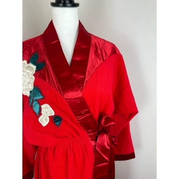 STUNNING Vintage Appel Red Velvet/Satin Robe with Floral Detail LRG - Picture 3 of 9
